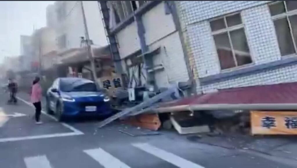 Taiwan Earthquake Upgraded to Magnitude 7.7: Buildings Collapse in Hualien, Trapping Residents