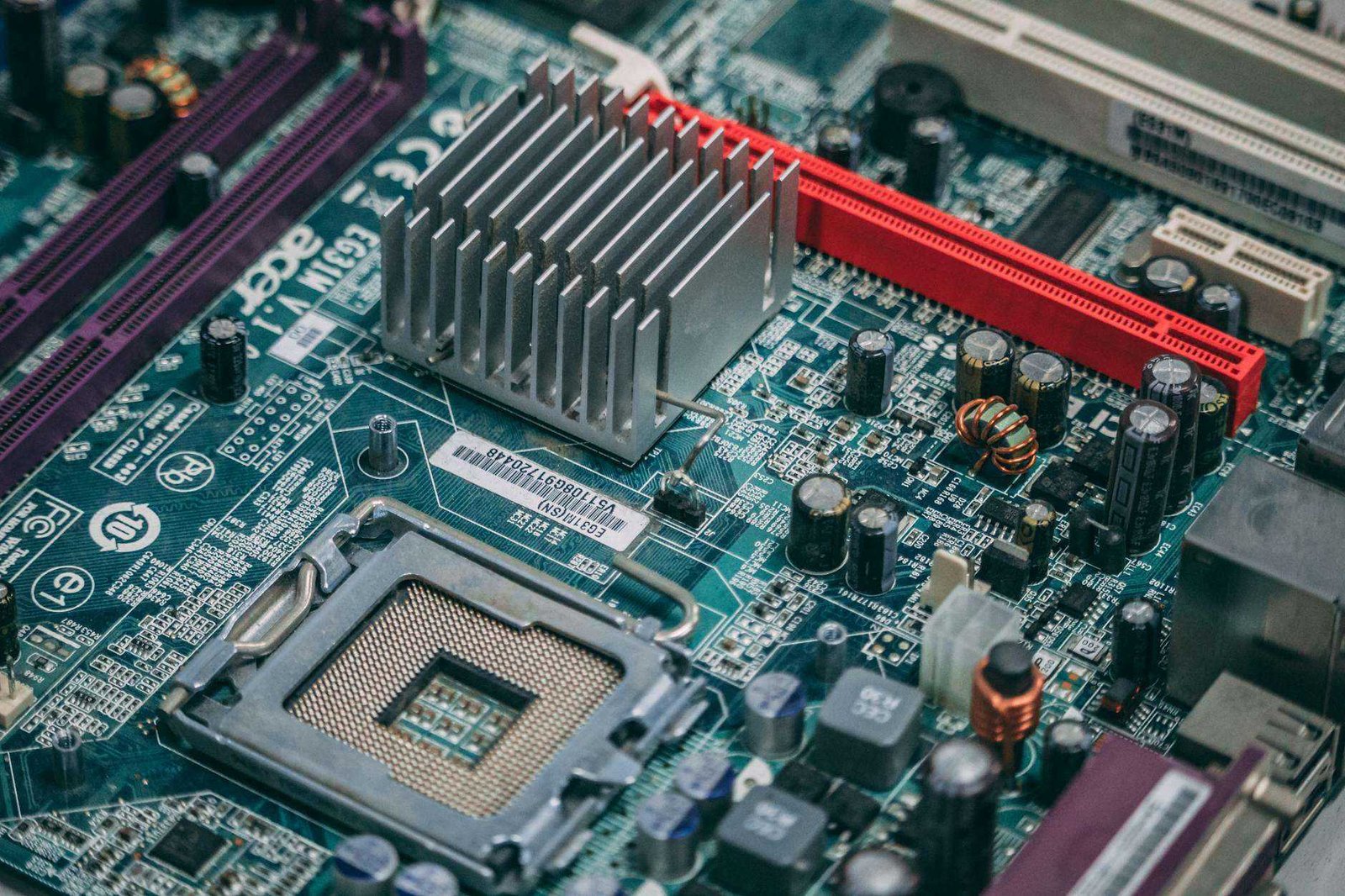 Chinese companies are acquiring U.S. chipmaking equipment for advanced semiconductors, defying new export curbs targeting China's semiconductor industry.