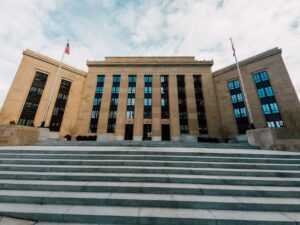 UBS strategists Kapteyn and Baweja predict a 275 bps interest rate cut by the Fed in 2024.